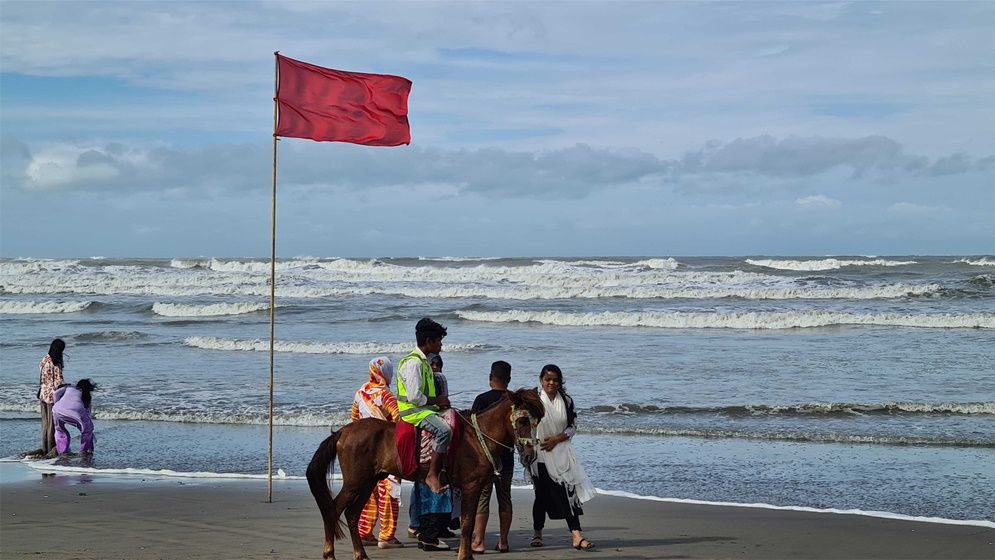 উপকূলে ৩ নম্বর সতর্ক সংকেত, যেসব জেলায় হতে পারে ভারি বৃষ্টি