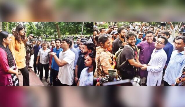 ভোটযুদ্ধে প্রাণবন্ত ক্যাম্পাস