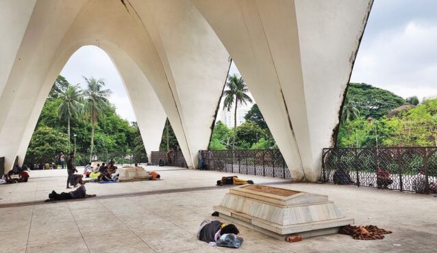 তিন নেতার মাজারে এসব কী হচ্ছে