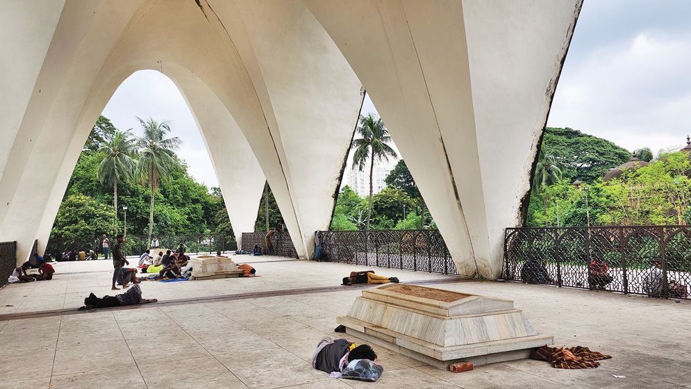 তিন নেতার মাজারে এসব কী হচ্ছে