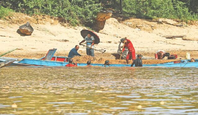 বালু লুটের মহোৎসব