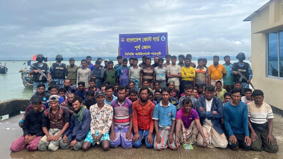 জলসীমা অতিক্রম করায় ১৯ ফিশিং বোটসহ ১২২ জেলে আটক