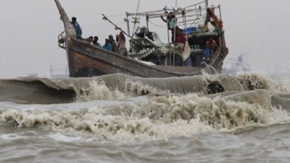 উত্তাল সাগরে শতাধিক ট্রলার, কূলে আতঙ্ক
