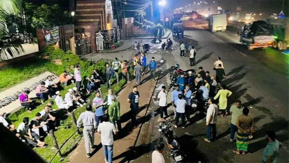 গভীর রাতে জাবির বিভিন্ন গেটে শিবির সমর্থকদের অবস্থান