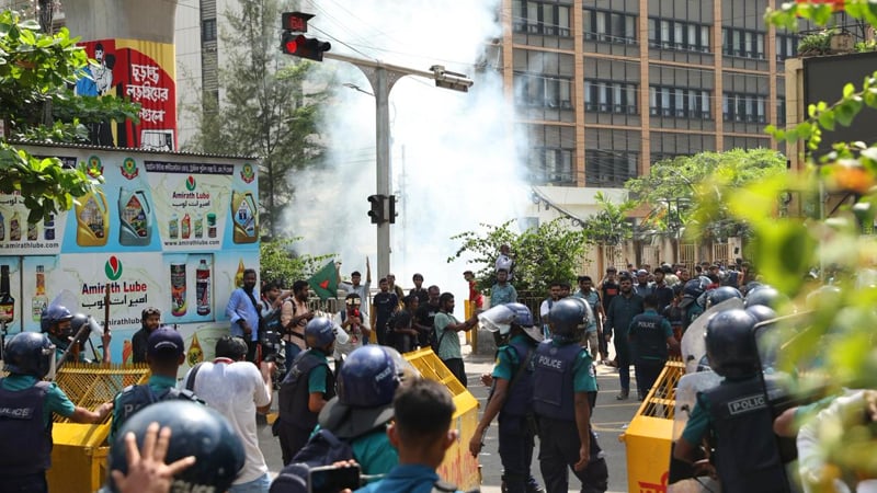 ছবিতে প্রকৌশল শিক্ষার্থীদের সঙ্গে পুলিশের সংঘর্ষ