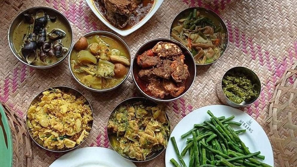 অন্য ধর্মাবলম্বীদের হাতে বানানো খাবার খাওয়া জায়েজ?