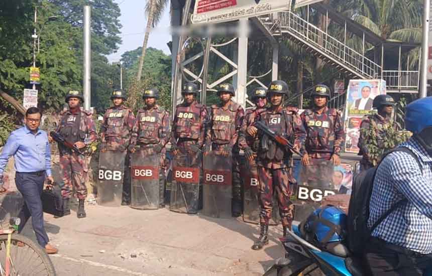 মোড়ে মো‌ড়ে আইনশৃঙ্খলা বাহিনীর সতর্ক অবস্থান, উৎকণ্ঠা কম
