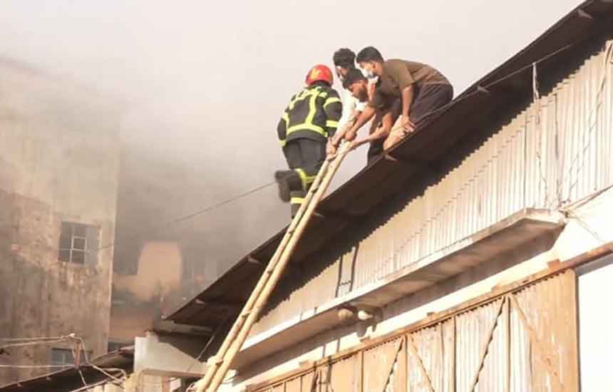 চট্টগ্রামে কম্বলের গুদামে আগুন, নিয়ন্ত্রণে ফায়ার সার্ভিসের ৭ ইউনিট