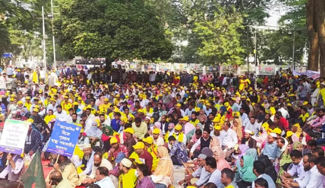 আজও শহীদ মিনারে স্বাস্থ্য সহকারীদের অবস্থান, সারা দেশে টিকাদান কর্মসূচি ব্যাহত
