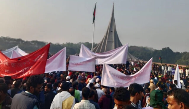 জাতীয় স্মৃতিসৌধে মানুষের ঢল, সূর্য সন্তানদের স্মরণ