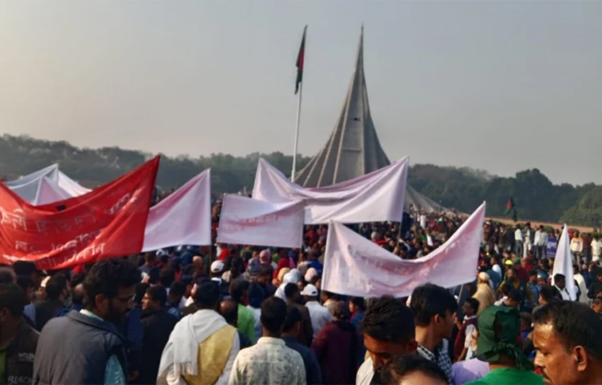 জাতীয় স্মৃতিসৌধে মানুষের ঢল, সূর্য সন্তানদের স্মরণ