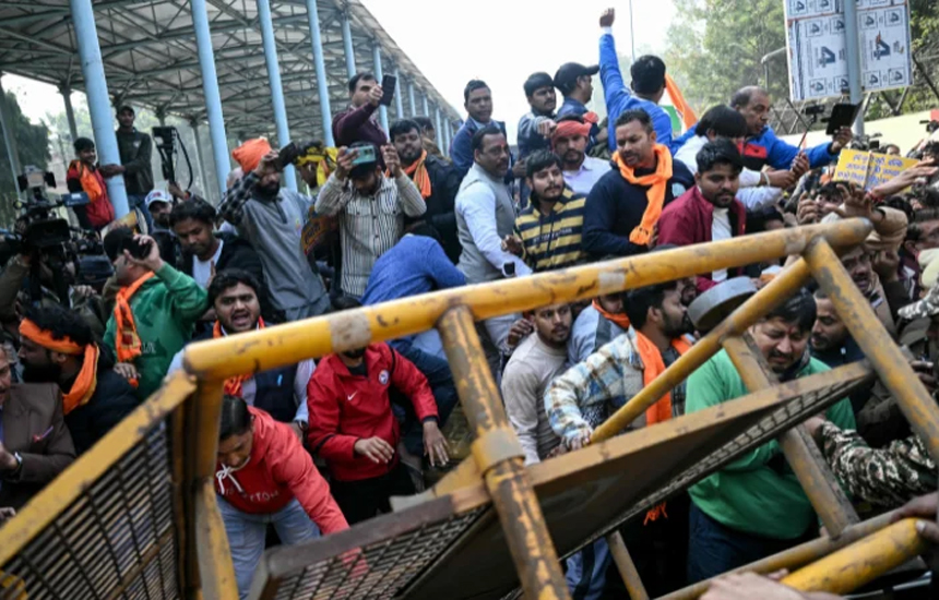 দিল্লিতে বাংলাদেশ হাইকমিশনের সামনে বিক্ষোভ, সংঘর্ষ