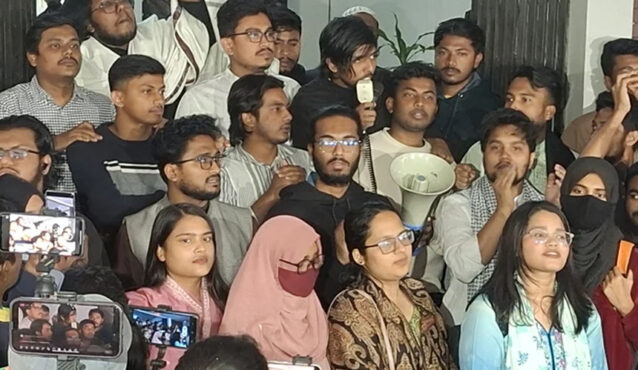 ছাত্রীদের ভোটের পর ‘ফেলানী হলের’ দাবি পাল্টাল ডাকসু