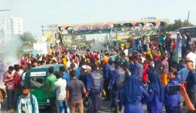 বকেয়া বেতনের দাবিতে ঢাকা-চট্টগ্রাম মহাসড়ক অবরোধ পোশাক শ্রমিকদের