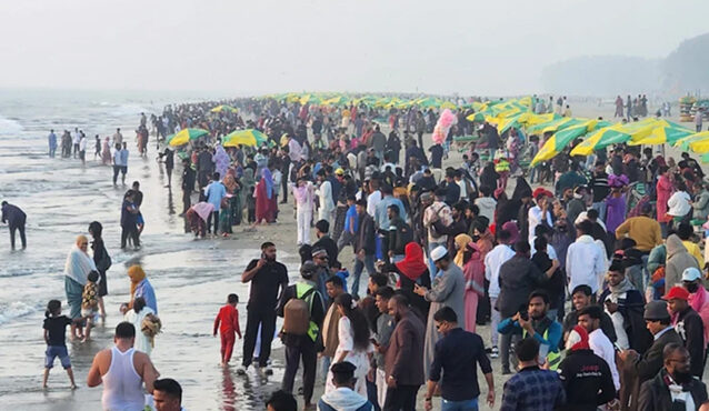 কক্সবাজার সৈকতে বছরের শেষ সূর্যকে বিদায় জানাল লক্ষাধিক পর্যটক