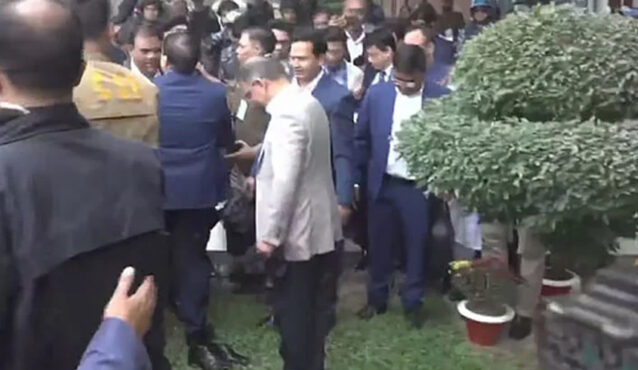 জুতা খুলে দেশের মাটি স্পর্শ করলেন তারেক রহমান