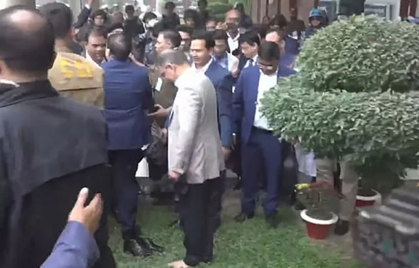 জুতা খুলে দেশের মাটি স্পর্শ করলেন তারেক রহমান