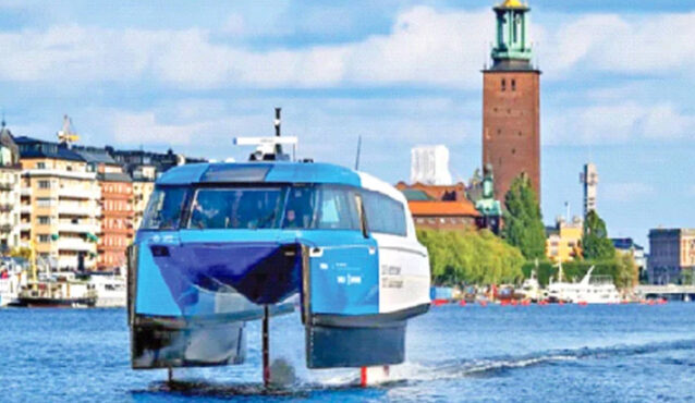 পানির ওপর ‘উড়ছে’ নৌযান