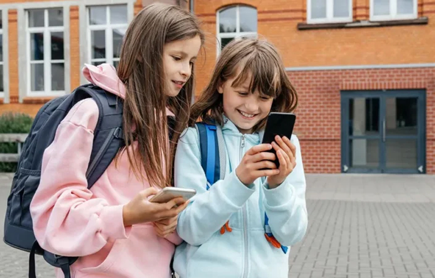 ১৫ বছরের কম বয়সীদের সোশ্যাল মিডিয়া নিষিদ্ধে বিল পাস ফ্রান্সে