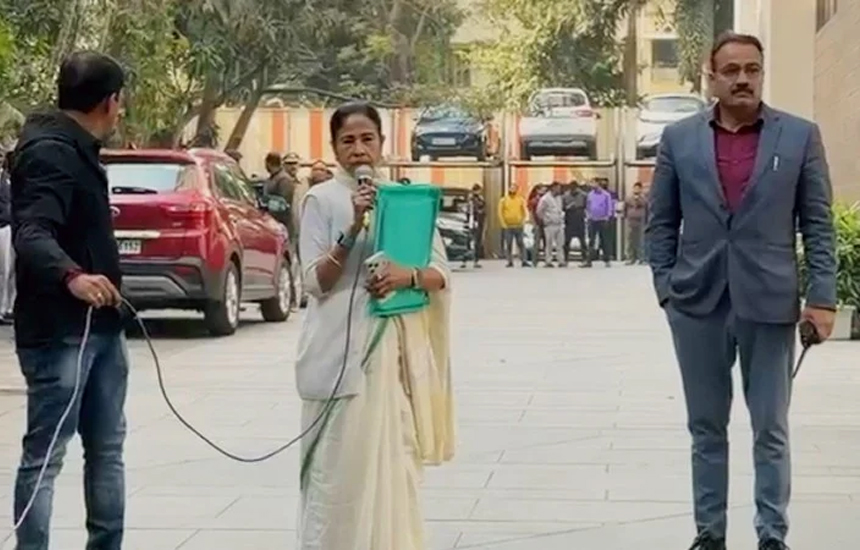 তৃণমূলের পরামর্শক সংস্থায় ইডির অভিযান, ফাইল-হার্ডডিস্ক নিয়ে এলেন মমতা