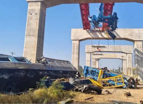 চলন্ত ট্রেনের ওপর ক্রেন ভেঙে পড়ে নিহত ২২, আহত ৭৯