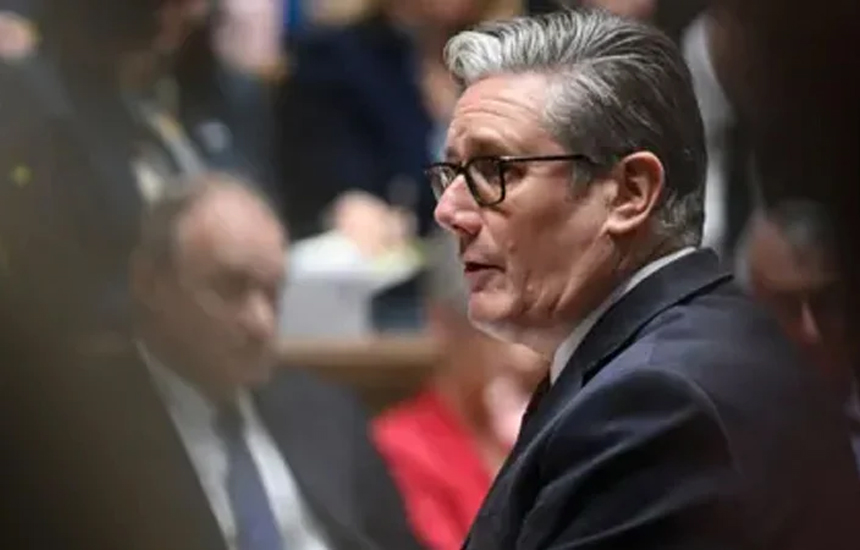 কাঁপছে ব্রিটিশ প্রধানমন্ত্রীর মসনদ