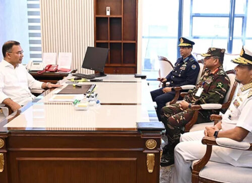 প্রধানমন্ত্রীর সঙ্গে তিন বাহিনী প্রধানের সাক্ষাৎ