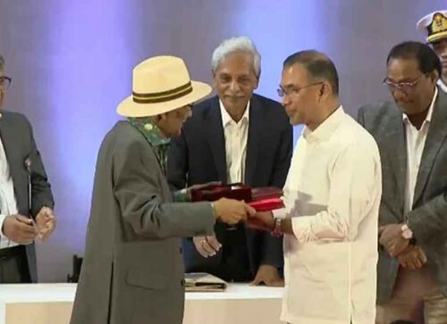 ব্যান্ড দল ও ৯ বিশিষ্ট ব্যক্তির হাতে একুশে পদক তুলে দিলেন প্রধানমন্ত্রী