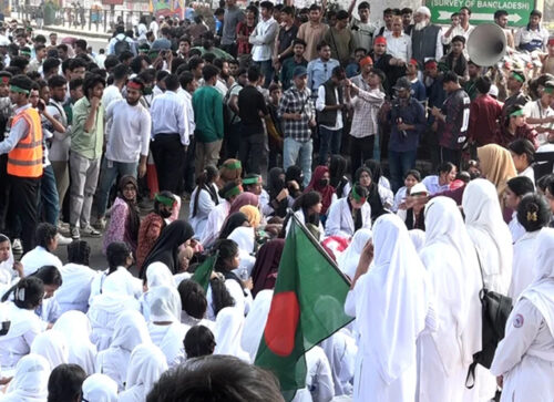 পলিটেকনিক শিক্ষার্থীদের সাতরাস্তা মোড় অবরোধ, যানজট-ভোগান্তি