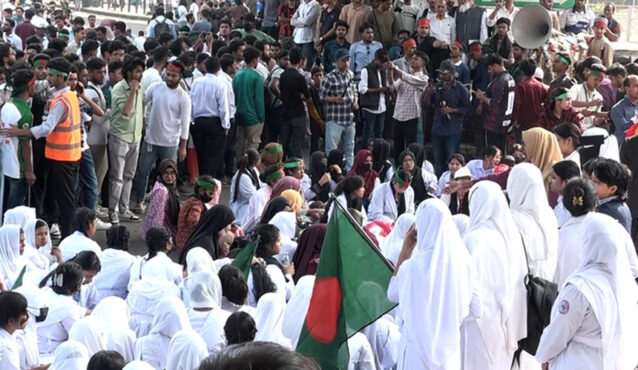 পলিটেকনিক শিক্ষার্থীদের সাতরাস্তা মোড় অবরোধ, যানজট-ভোগান্তি