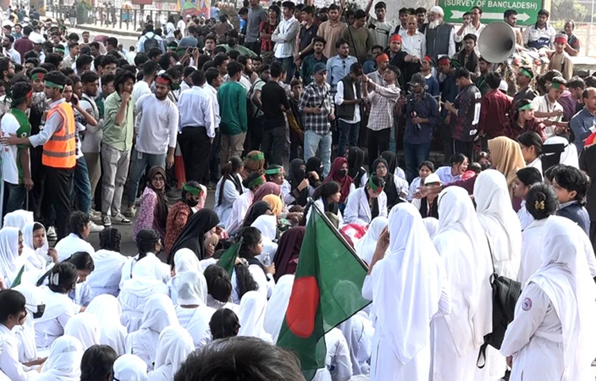 পলিটেকনিক শিক্ষার্থীদের সাতরাস্তা মোড় অবরোধ, যানজট-ভোগান্তি