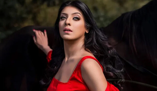 আইনি ব্যবস্থা নেওয়ার হুঁশিয়ারি দিয়ে মৌ বললেন, ‘এসব বন্ধ করুন’