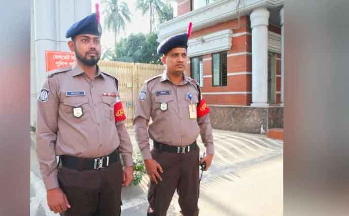 পুরোনো পোশাকে ফিরতে চায় পুলিশ