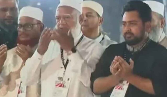 শহীদ মিনারে ফুল ‍দিলেন জামায়াত আমির, বেদিতে দাঁড়িয়ে দোয়া
