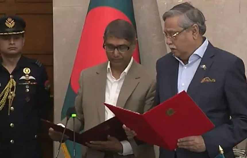 নতুন মন্ত্রী হিসেবে শপথ নিলেন আহমেদ আযম খান