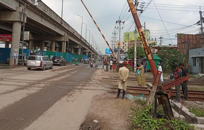 পালিয়েছেন গেটম্যান, দু’জন সাময়িক বরখাস্ত
