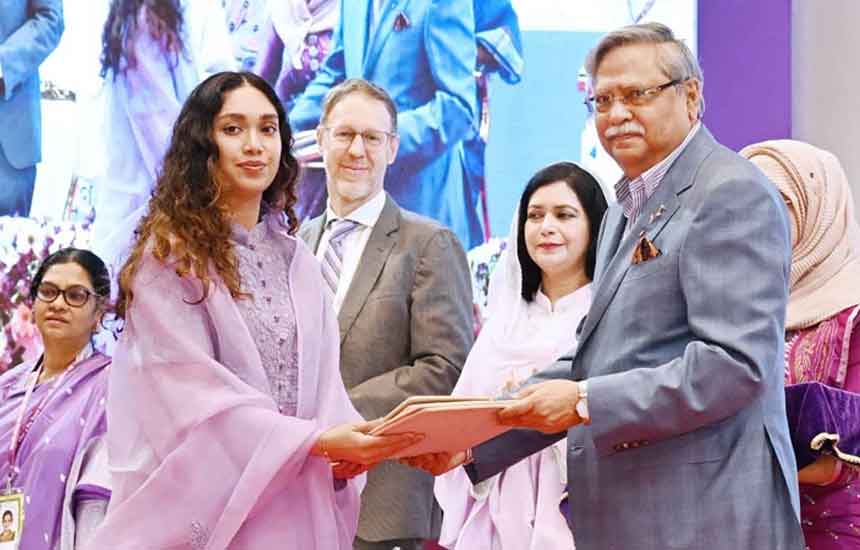 মরণোত্তর পুরস্কার পেলেন বেগম খালেদা জিয়া, গ্রহণ করলেন জাইমা রহমান