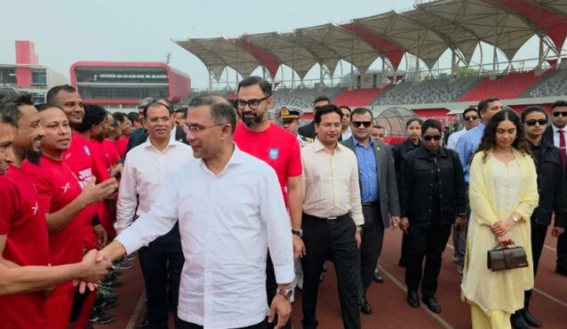 মেয়েকে নিয়ে ফুটবল ম্যাচ দেখলেন প্রধানমন্ত্রী