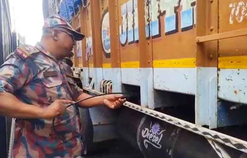 পাচার ঠেকাতে স্কেল দিয়ে মাপা হচ্ছে ট্রাকের তেল