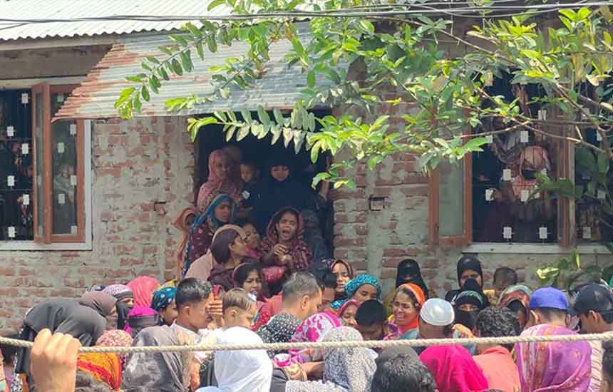 ঈদের আনন্দ হারিয়ে গেছে পুরো গ্রামে, অনিশ্চিত জীবনের মুখে পরিবার