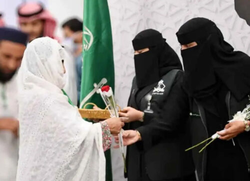 মদিনায় হজযাত্রীদের প্রথম কাফেলাকে ফুল দিয়ে বরণ