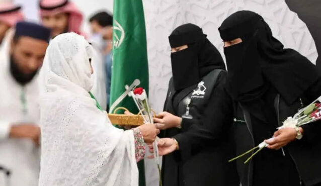 মদিনায় হজযাত্রীদের প্রথম কাফেলাকে ফুল দিয়ে বরণ