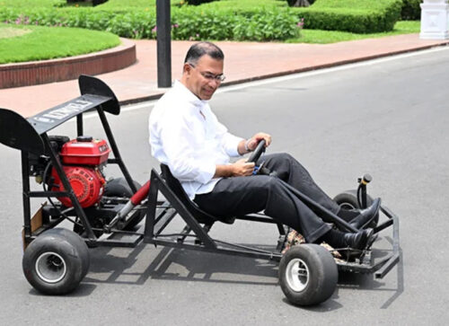 কলেজছাত্রের বানানো ‘গো-কার্ট’ চালিয়ে উৎসাহ দিলেন প্রধানমন্ত্রী