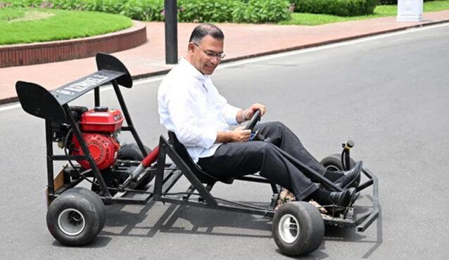 কলেজছাত্রের বানানো ‘গো-কার্ট’ চালিয়ে উৎসাহ দিলেন প্রধানমন্ত্রী