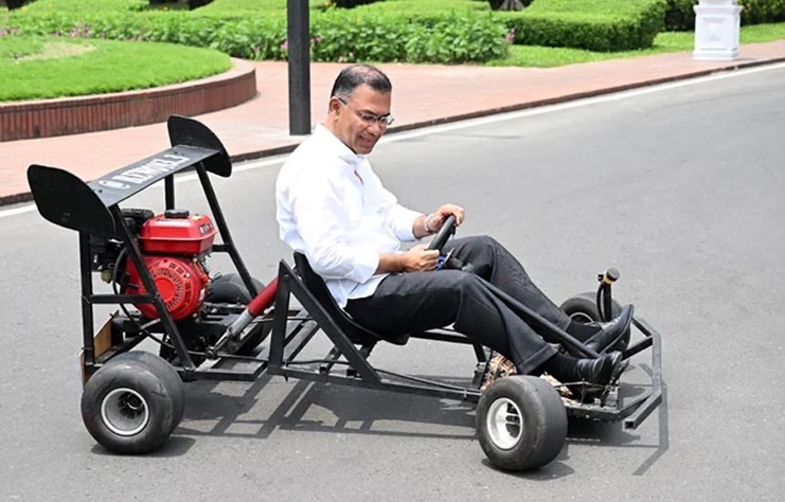 কলেজছাত্রের বানানো ‘গো-কার্ট’ চালিয়ে উৎসাহ দিলেন প্রধানমন্ত্রী