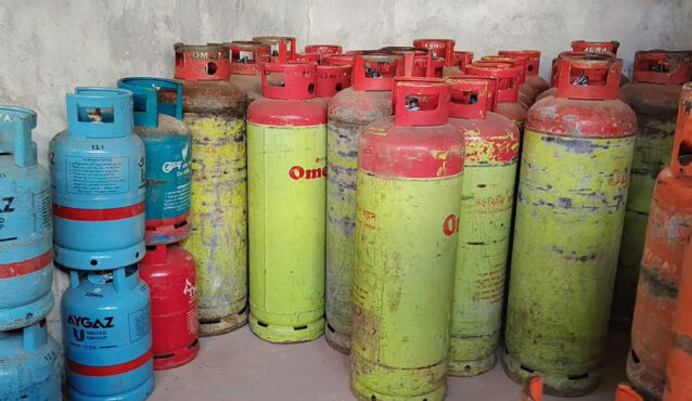 খুলনায় একলাফে এলপি গ্যাসের দাম বেড়েছে ৪০০ টাকা!