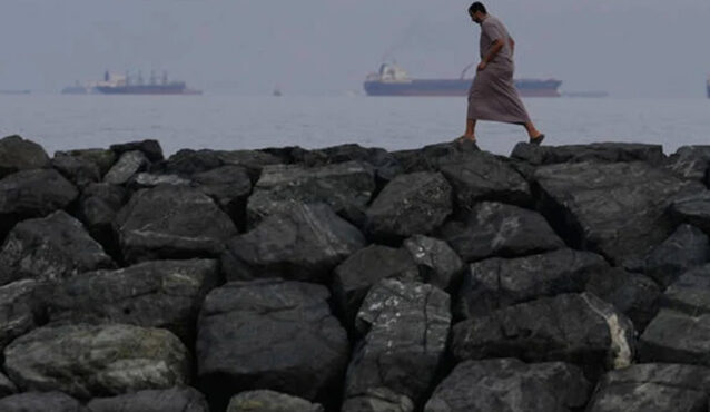 পারস্য উপসাগরে আটকা পড়েছে ২১৯০ জাহাজ, ২০ হাজার নাবিক