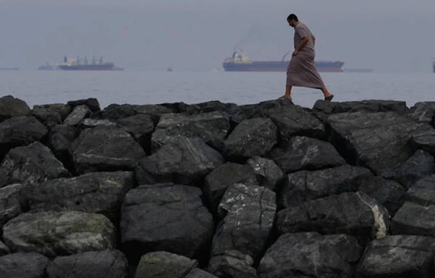 পারস্য উপসাগরে আটকা পড়েছে ২১৯০ জাহাজ, ২০ হাজার নাবিক