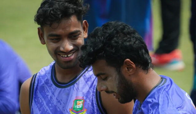 রিপনকে একাদশে নিয়ে ফিল্ডিংয়ে বাংলাদেশ