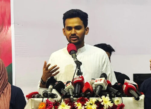 সরকার ‘ভায়োলেন্স’ বেছে নিলে আমাদেরও বাধ্য হতে হবে: আসিফ মাহমুদ
